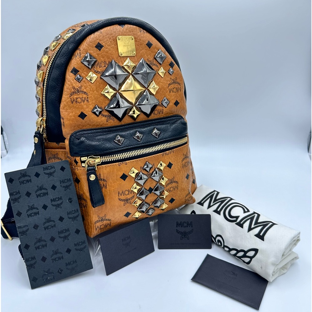 MCM
COGNAC MCM VISETOS STARK
STUDDED BACKPACK MEDIUM